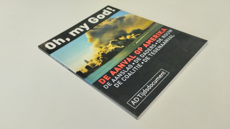 Tweedehands boek: Oh, my god! De aanval op Amerika van auteur AD Tijdsdocument - In goede staat. Nederlandstalige paperback met flappen. Lichte gebruikerssporen aan de kaft. Pagina's iets verschoten, maar onbeschreven en netjes