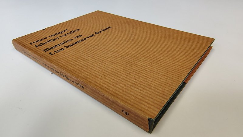 Tweedehands boek: Fabeltjes vertellen van auteur Remco Campert - Hardcover compact formaat van 11 x 14 cm, met stofomslag. Omslag aan de achterzijde langs de randen en rug op verschillende plekken gescheurd. Kaft als nieuw. Schutbladen en binnenkant kaft verkleurd. Ex-libris sticker voorin.