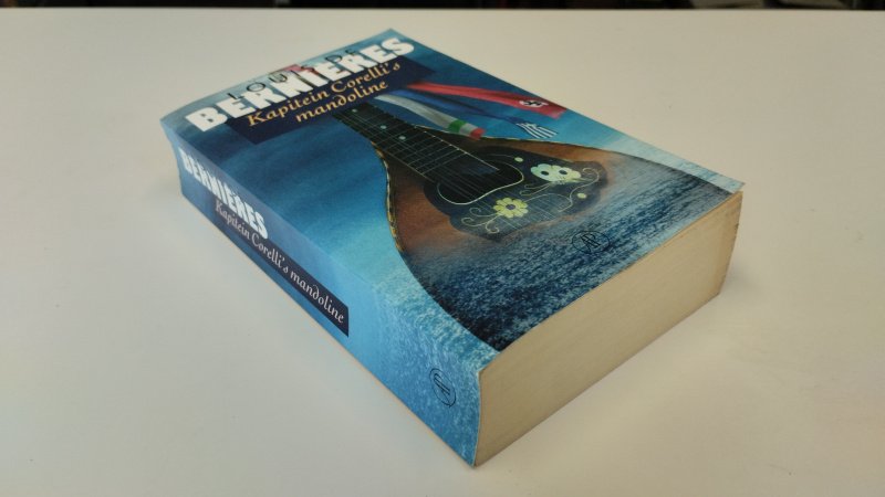 Tweedehands boek: Kapiteins Corelli's Mandoline van auteur Louis de Berniers - In goede staat. Nederlandstalige softcover. Kaft met lichte gebruikerssporen en een holle rug. Op schutblad letter B geschreven, rest van de pagina's vergeeld, maar netjes en onbeschreven.