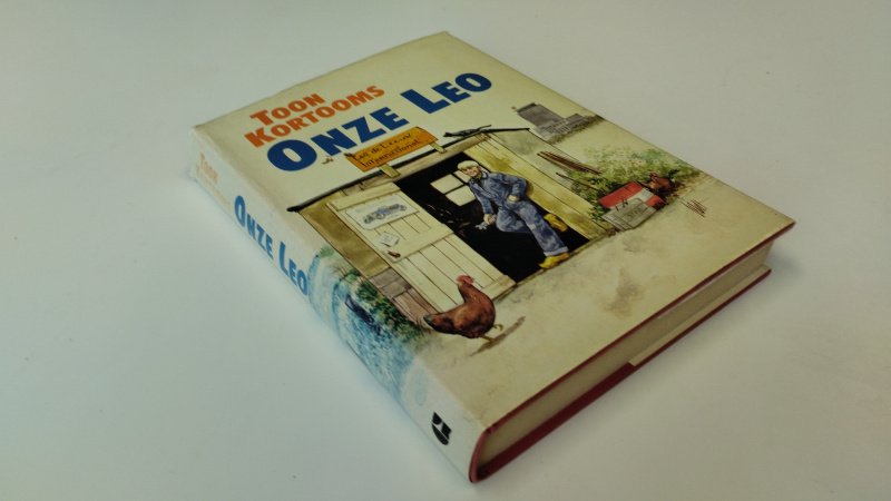 Tweedehands boek: Onze Leo van auteur Toon Kortooms - In goede staat. Nederlandstalige hardcover met stofomslag. Lichte gebruikerssporen aan de kaft. Pagina's vergeeld zoals een pocketboek, maar netjes en onbeschreven.
