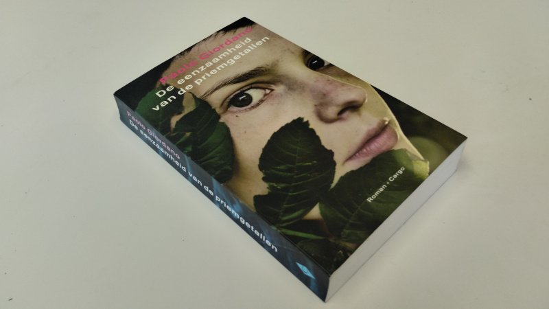 Tweedehands boek: De eenzaamheid van de priemgetallen van auteur Paolo Giordano - In goede staat. Nederlands paperback met flappen. lichte gebruikerssporen aan de kaft. Pagina's netjes en onbeschreven.