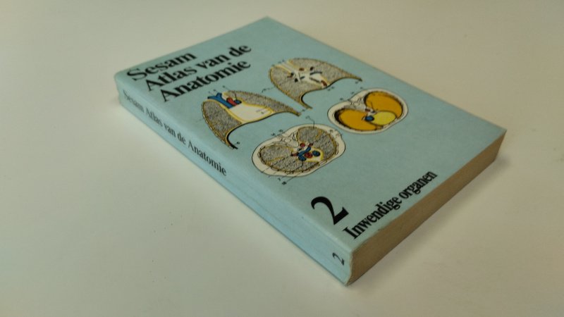 Tweedehands boek: Sesam Atlas van de Anatomie deel 2 Inwendige organen van auteur Helmut Leonhardt - In goede staat. Nederlandstalige softcover, met een licht holle rug. Pagina's vergeeld zoals in een pocketboek, maar netjes en onbeschreven.