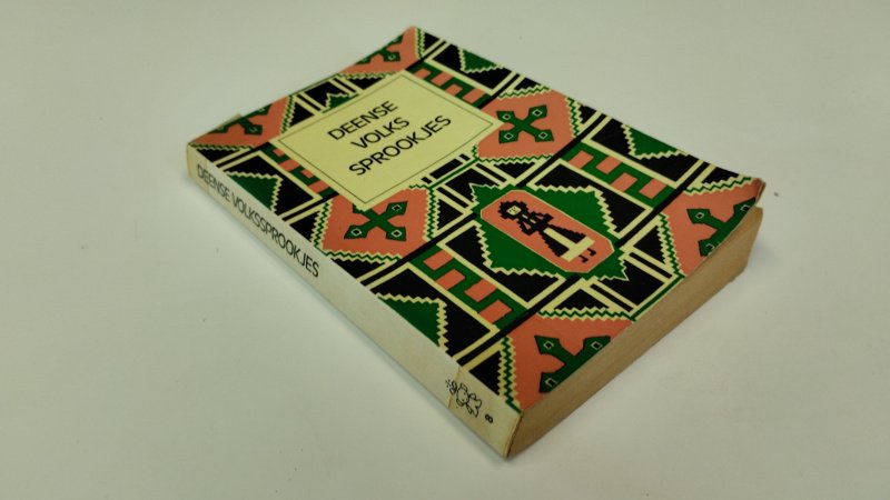 Tweedehands boek: Deense volkssprookjes van auteur Laurits Bodker - In redelijke staat. Nederlandstalige paperback. Kaft vertoont gebruikssporen en lichte slijtage aan randen en hoeken. Pagina's licht verkleurd door leeftijd maar compleet, stevig in de band en goed leesbaar