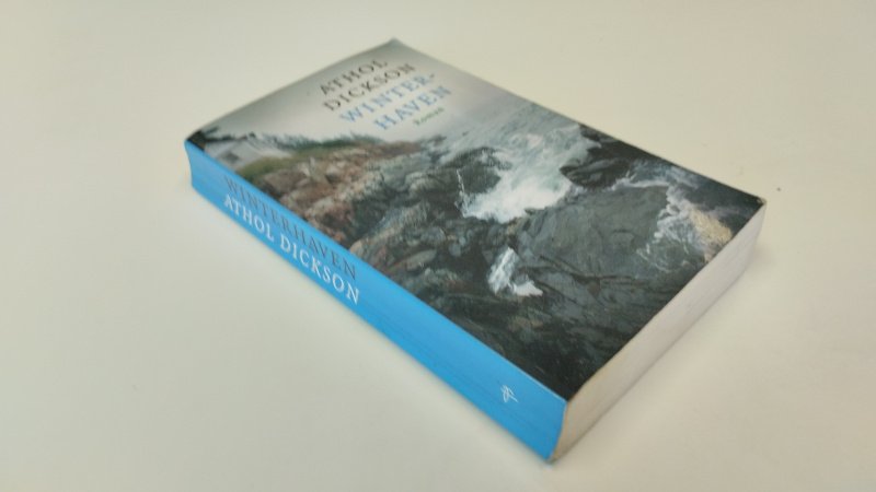 Tweedehands boek: Winterhaven van auteur Athol Dickson - In redelijke staat. Nederlandstalige paperback met gebruikerssporen waaronder een scheve rug en een vlekkerige snede. Pagina's onbeschreven en goed te lezen
