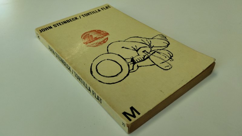 Tweedehands boek: Tortilla Flat van auteur John Steinbeck - In redelijke staat. Nederlandstalige paperback. Kaft en pagina's vertonen gebruikerssporen en verkleuring. Naam voorin geschreven. Nog prima te lezen voor degene die van echte pocketboekjes houdt