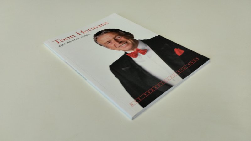 Tweedehands boek: Toon Hermans zijn mooiste versjes van auteur Toon Hermans - In goede staat. Nederlandstalige paperback. Kaft en pagina's zijn netjes en onbeschreven. Geïllustreerd met tekeningen van Toon Hermans.