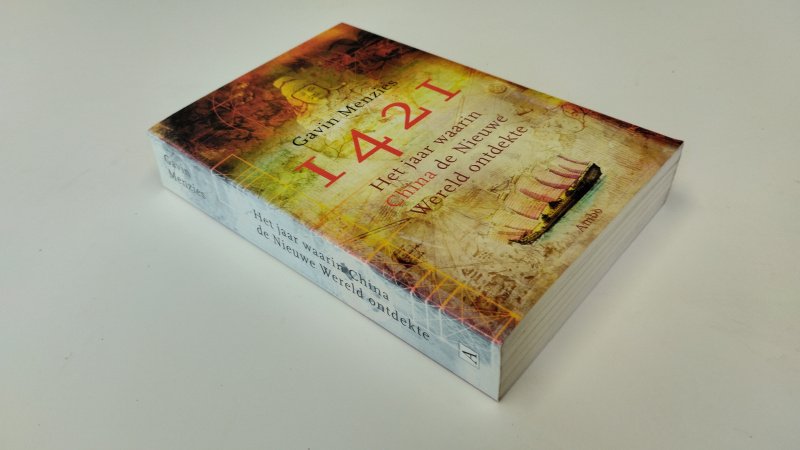 Tweedehands boek: 1421, het jaar waarin China de Nieuwe Wereld ontdekte van auteur Gavin Menzies - In goede staat. Nederlandstalige paperback met lichte gebruikerssporen aan de kaft. pagina's netjes en onbeschreven.