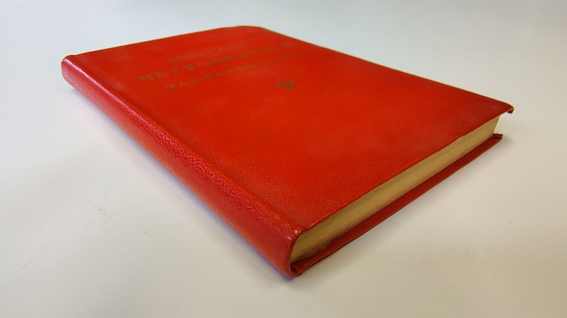 Tweedehands boek: Het rode boekje van wandelganger van auteur Henry Faas - Hardcover dwergformaat van 9,5 x 13,5 cm. Lichte stootsporen puntjes kaft. Binnenwerk onbeschreven en netjes met politieke spotprenten van cartoonist Opland en het iconische bandontwerp van Dick Bruna.