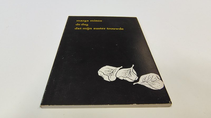 Tweedehands boek: De dag dat mijn zuster trouwde van auteur Marga Minco - Paperback compact formaat van 9 x 12,5 cm. Hele lichte slijtage langs de rand rug. Lichte slijtage puntjes kaft. Binnenwerk onbeschreven en netjes. Top-Punten reeks