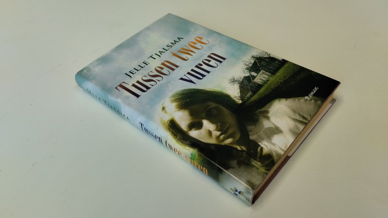 Tweedehands boek: Tussen twee vuren van auteur Jellet Tjalsma - In goede staat. Nederlandstalige hardcover met stofomslag. Zowel kaft als pagina's vertonen lichte gebruikerssporen. Pagina's over het algemeen netjes en onbeschreven.
