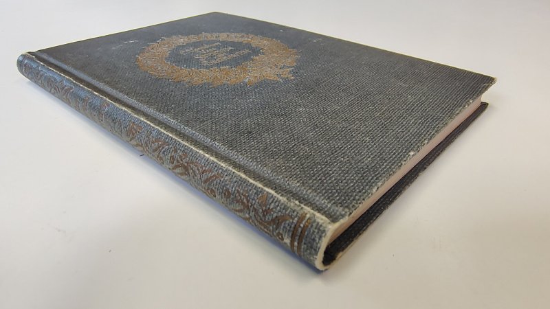 Tweedehands boek: Van Sterven en Begraven van auteur Carel Vorstelman - Hardcover, compact formaat van 11 x 15 cm. Slijtage kaft en rug. Goudopdruk op de rug vervaagd. Binnenwerk onbeschreven en netjes.