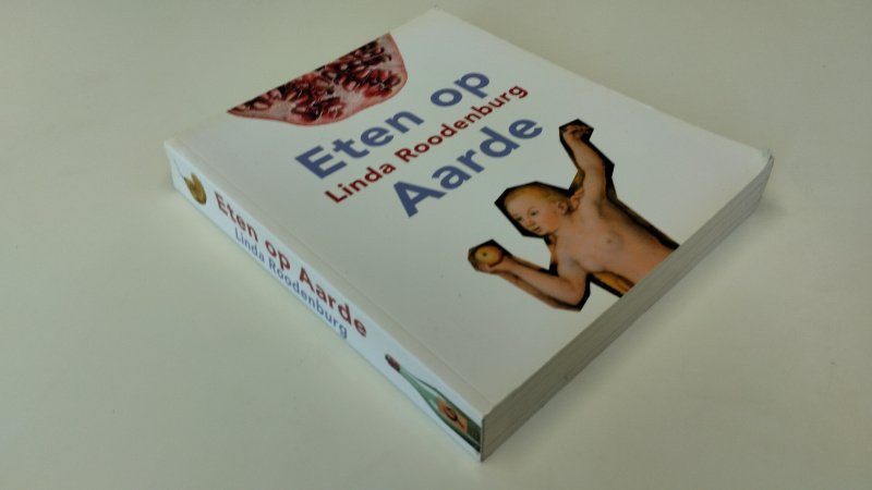 Tweedehands boek: Eten op aarde van auteur Linda Roodenburg - In goede staat. Nederlandstalige paperback. Zowel kaft als pagina's licht verkleurd, maar netjes, onbeschreven en stevig in de binding