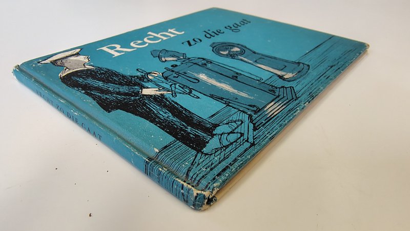 Tweedehands boek: Recht zo die gaat van auteur diverse auteurs - Hardcover met slijtage aan de kaft en randen rug. Achterzijde witte kaft grijze vlekjes en 1 rode waterverf streep. Binnenwerk is onbeschreven en netjes zonder verkleuring.