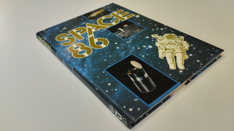 Tweedehands boek: Space 86 van auteur Chriet Titylaer - In goede staat. Nederlandstalige hardcover. Lichte gebruikssporen aan de kaft. Pagina's zijn netjes, schoon en onbeschreven.