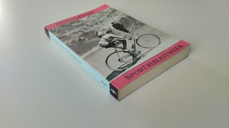 Tweedehands boek: Fausto Coppi, een heldenleven van auteur Martinus Henricus Maria Ros - In goede staat. Nederlandstalige softcover, zowel kaft als pagina's zijn licht verkleurd. Ex Libris reliefstempel voorin, pagina's netjes en onbeschreven.