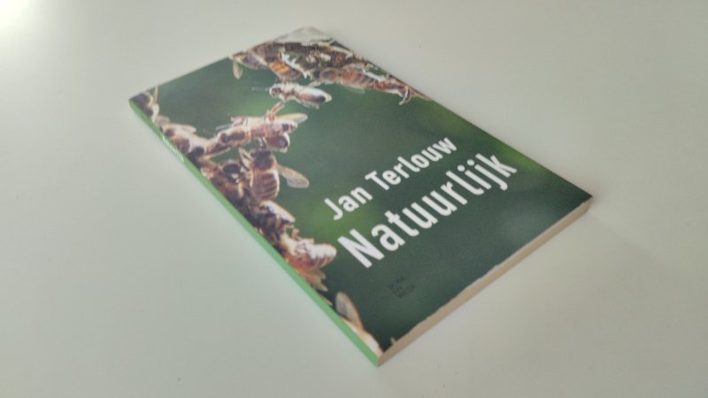 Tweedehands boek: Natuurlijk. Boekenweekessay 2018 van auteur Jan Cornelis Terlouw - In goede staat. Nederlandstalige softcover met flappen. Keurige kaft. Pagina's iets vergeeld, maar netjes, onbeschreven en goed in de binding. chloorvrij papier gebruikt, daarom gelig.