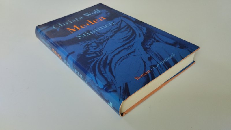 Tweedehands boek: Medea van auteur Christa Wolf - In zeer goede staat. Duitstalige hardcover met stofomslag. Stofomslag vertoont lichte gebruikssporen. Band en pagina's(iets gelig) zijn netjes, schoon en onbeschreven. Compleet exemplaar.