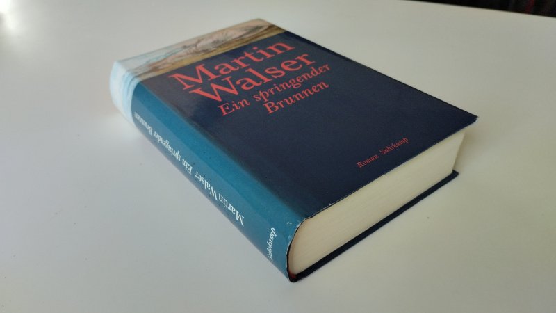 Tweedehands boek: Ein springender Brunnen van auteur Martin Walser - In goede staat. Duitstalige hardcover met stofomslag. Stofomslag heeft lichte gebruikssporen langs de randen. Band en pagina's zijn schoon, netjes en onbeschreven.
