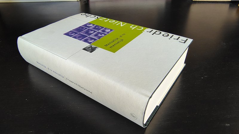 Tweedehands boek: Menselijk, al te menselijk van auteur Friedrich Nietzsche - Hardcover met stofomslag. Omslag rug verkleurd evenals bovenzijde snede. Binnenwerk als nieuw! Eerste druk van deze herziene vertaling binnen De Nietzsche-Bibliotheek