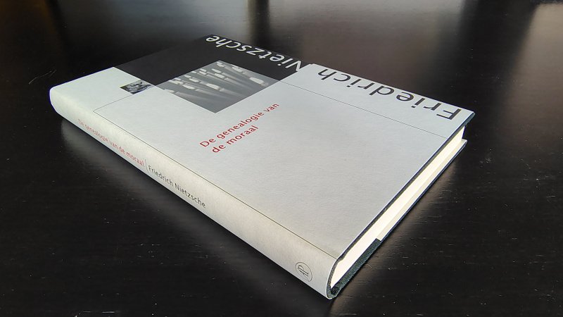 Tweedehands boek: De genealogie van de moraal van auteur Friedrich Nietzsche - Hardcover met stofomslag. Omslag rug verkleurd. Binnenwerk als nieuw! Eerste druk van deze herziene vertaling binnen De Nietzsche-Bibliotheek