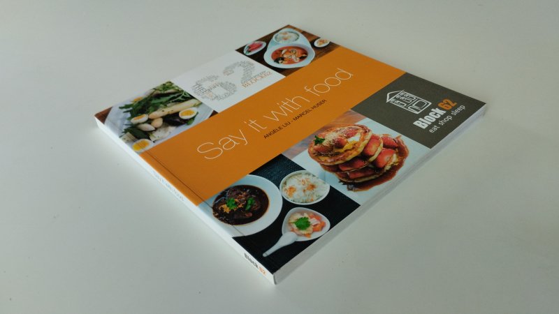 Tweedehands boek: Say it with food van auteur Angele liu -  Marcel Huser - In goede staat. NL-talige paperback met flappen. Lichte gebruikssporen aan de kaft, wit pagina's licht verkleurd. Op het schutblad is geschreven. Netjes en onbeschreven Exemplaar nr 91 en gesigneerd door Auteurs.