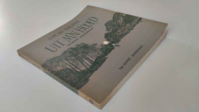 Tweedehands boek: Uit m'n hoofd van auteur Peter van Straaten - In goede staat. Nederlandstalige paperback. Zowel kaft als pagina's zijn verkleurd/ gelig, waarschijnlijk door het soort papier, maar pagina's zijn netjes, onbeschreven en stevig in de binding