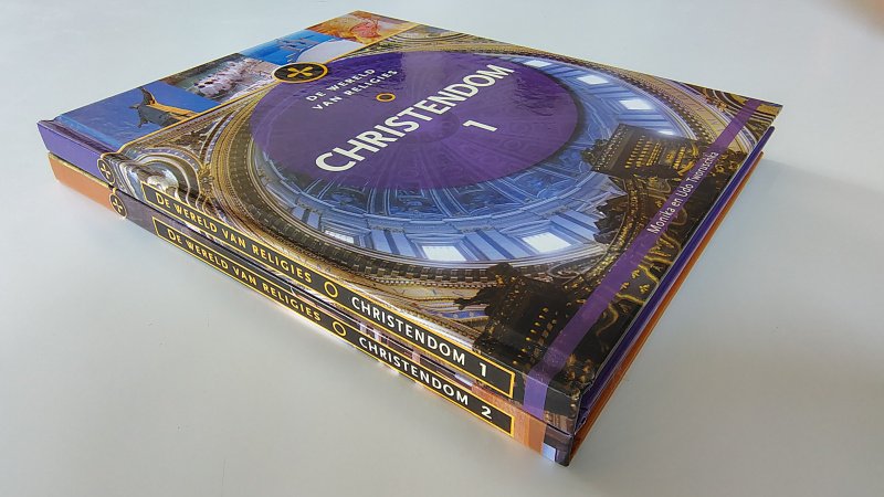 Tweedehands boek: De wereld van religies - Christendom deel 1 & 2 (Complete Set) van auteur Monika en Udo Tworuschka - Twee hardcovers, ogen aan de buitenkant als nieuw!. Hele lichte verkleuring van de witte bladzijdes, verder onbeschreven en netjes.