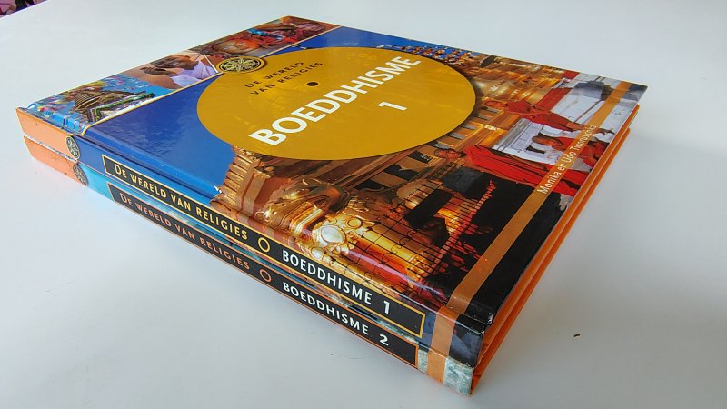 Tweedehands boek: De wereld van religies - Boeddhisme deel 1 & 2 (Complete Set) van auteur Monika en Udo Tworuschka - Twee hardcovers, ogen aan de buitenkant als nieuw!. Hele lichte verkleuring van de witte bladzijdes, verder onbeschreven en netjes.