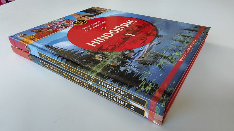 Tweedehands boek: De wereld van religies - Hindoeïsme deel 1 & 2 (Complete Set) van auteur Monika en Udo Tworuschka - Twee hardcovers, ogen aan de buitenkant als nieuw!. Hele lichte verkleuring van de witte bladzijdes, verder onbeschreven en netjes.