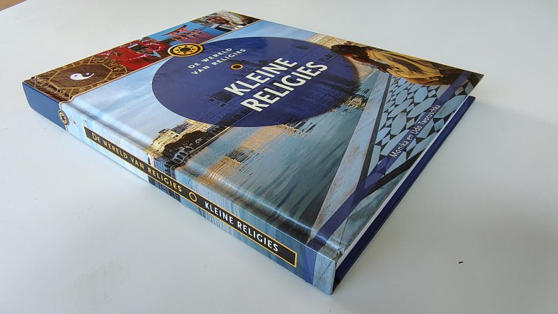Tweedehands boek: De wereld van religies - Kleine religies van auteur Monika en Udo Tworuschka - Hardcover, oogt aan de buitenkant als nieuw. Hele lichte verkleuring van de witte bladzijdes, verder onbeschreven en netjes.