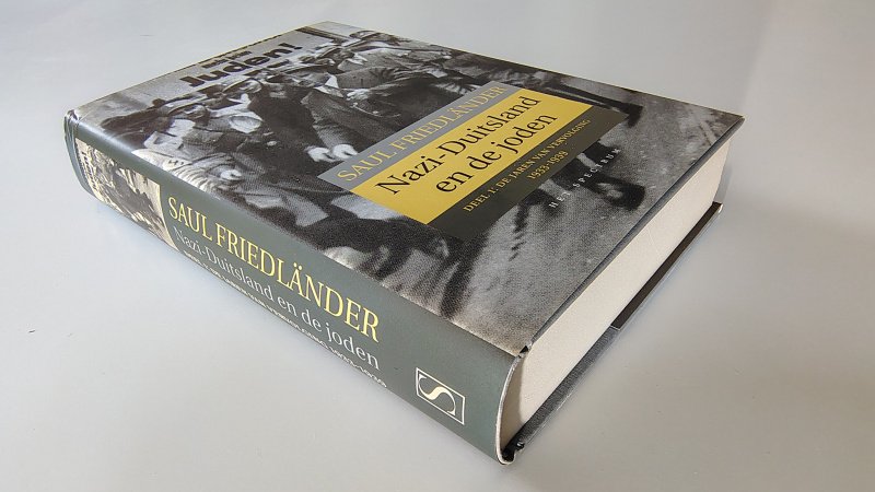 Tweedehands boek: Nazi-Duitsland en de joden, deel 1: de jaren van vervolging 1933-1939 van auteur Saul Friedländer - Hardcover met stofomslag. Hele lichte stootplek bovenkant rug, binnenwerk onbeschreven en netjes.