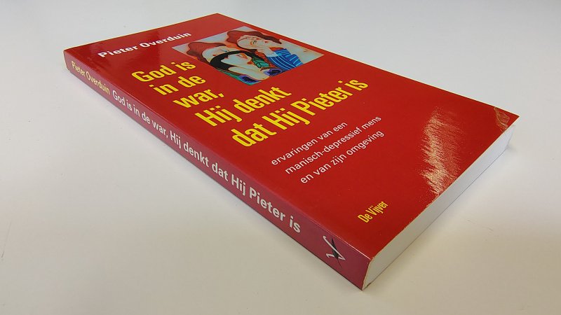 Tweedehands boek: God is in de war, Hij denkt dat Hij Pieter is van auteur Johannes Pieter Overduin - Paperback met rechte rug zonder leesvouwen. Onderste puntje voorkant kaft, laat de plastic laag los. Binnenwerk onbeschreven en netjes.
