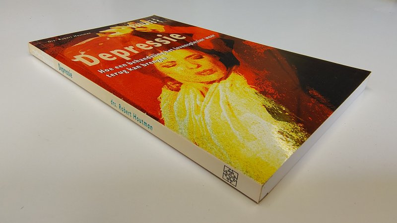 Tweedehands boek: Depressie: Hoe een behandeling het levensplezier weer terug kan brengen van auteur Drs. Robert Houtman - Paperback met rechte rug zonder leesvouwen. Minimale gebruikerssporen randen kaft. Binnenwerk onbeschreven en netjes. In zeer goede staat.
