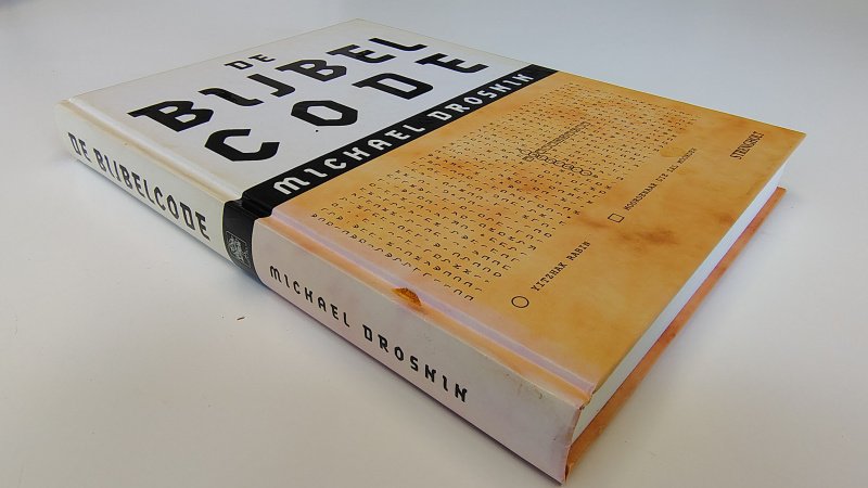 Tweedehands boek: De bijbel code van auteur Michael Drosnin - Hardcover, met hele lichte verkleuring van de kaft. Bladzijdes lichte verkleuring en blz 179 - 195 kleine vouw in de bovenste hoekjes. Verder onbeschreven en netjs.