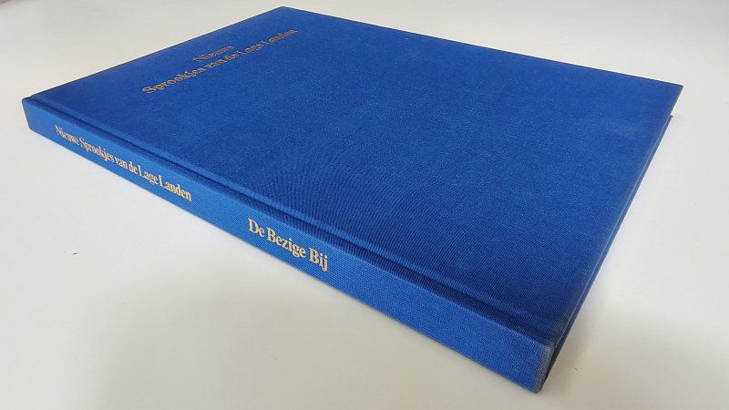 Tweedehands boek: Nieuwe sprookjes van de Lage Landen van auteur Eelke de Jong & Hans Sleutelaar - Hardcover blauw linnen met goudopdruk, zonder omslag. Hele lichte verkleuring pagina's, verder onbeschreven, netjes en schoon.