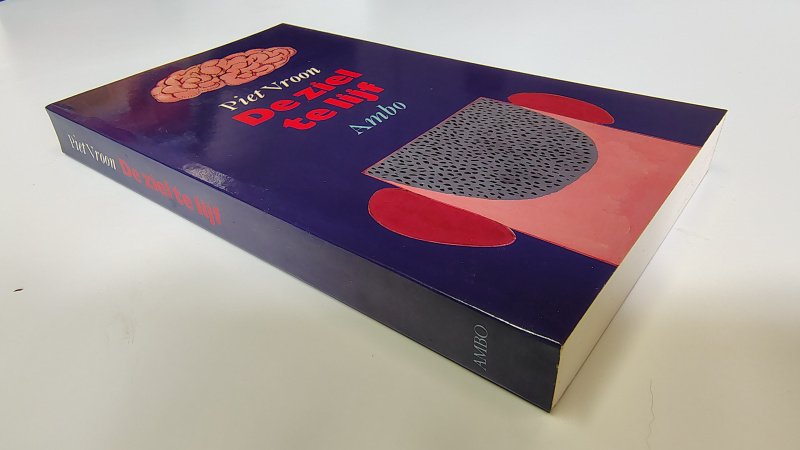 Tweedehands boek: De ziel te lijf van auteur P. A. Vroon - Paperback met rechte rug zonder leesvouwen. Minimale gebruikerssporen randen kaft. Binnenwerk onbeschreven en netjes. In zeer goede staat.