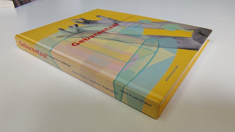 Tweedehands boek: Gebarentaal van auteur Liesbeth Koenen, Tony Bloem, Ruud Janssen - Hardcover, minimale gebruikerssporen kaft en hele lichte verkleuring bladzijdes, verder onbeschreven en netjes.