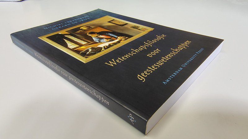 Tweedehands boek: Wetenschapsfilosofie voor geesteswetenschappen van auteur Michiel Leezenberg, Gerard de Vries - Paperback met rechte rug zonder leesvouwen. Minimale gebruikerssporen. Bladzijdes heel licht verkleurd, verder onbeschreven en netjes.
