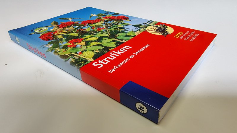 Tweedehands boek: THB-natuurgids Struiken herkennen en benoemen van auteur Bruno P. Kremer - Paperback met flappen en uitvouwblad als determinatiehulp. Lichte verkleuring achterzijde kaft, verder oogt het boek als nieuw.
