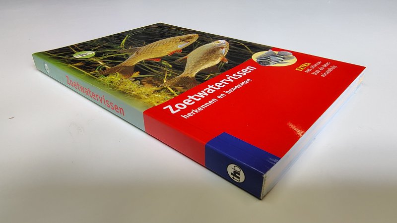 Tweedehands boek: THB-natuurgids Zoetwatervissen herkennen en benoemen van auteur Uwe Hartmann - Paperback met flappen en uitvouwblad als determinatiehulp. Lichte verkleuring achterzijde kaft, verder oogt het boekje als nieuw.