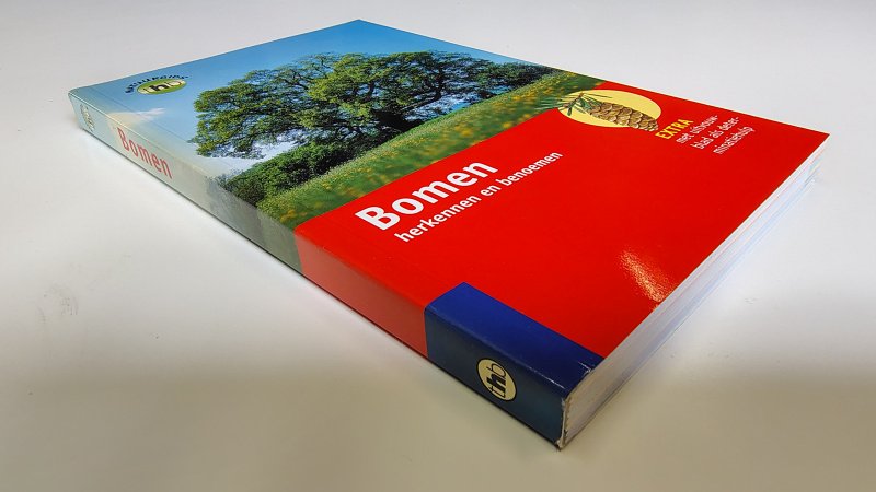 Tweedehands boek: THB-natuurgids Bomen herkennen en benoemen van auteur Bruno P. Kremer - Paperback met flappen en uitvouwblad als determinatiehulp. Lichte verkleuring kaft en rug, verder oogt het boekje als nieuw.