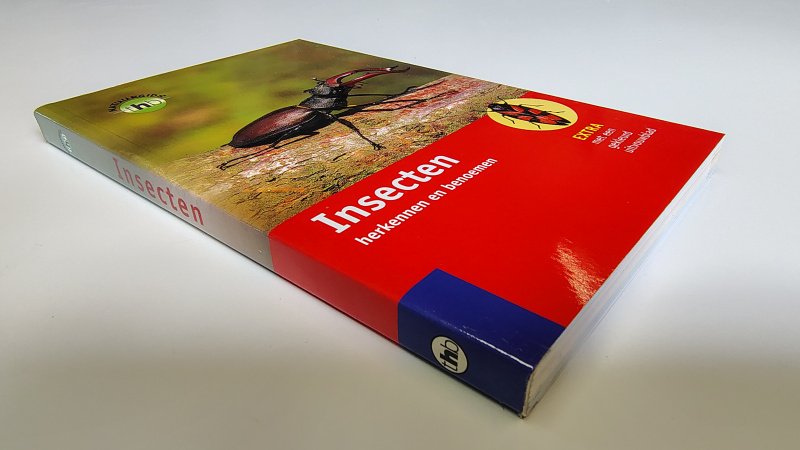 Tweedehands boek: THB-natuurgids Insecten herkennen en benoemen van auteur Heiko Bellmann - Paperback met flappen en gekleurd uitvouwblad