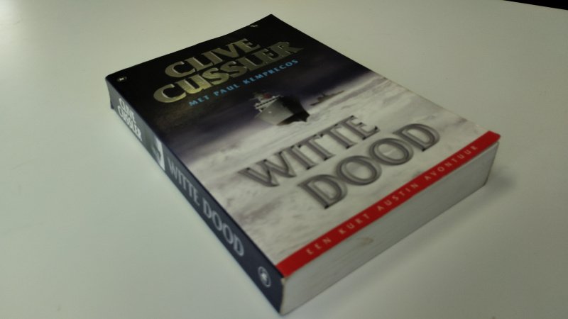 Tweedehands boek: Witte dood van auteur Clive Cussler - In redelijke tot goede staat. Nederlandstalige paperback. Lichte gebruikerssporen aan de kaft. De snede is vlekkerig in de rechterbovenhoek, pagina's zijn onbeschreven, netjes en goed in de binding.
