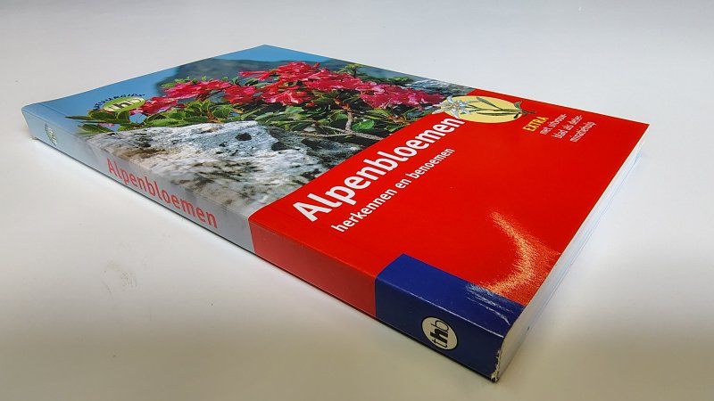 Tweedehands boek: THB-natuurgids Alpenbloemen herkennen en benoemen van auteur Xaver Finkenzeller - Paperback met flappen en uitvouwblad als determinatiehulp. Lichte verkleuring achterzijde kaft, verder oogt het boekje als nieuw.