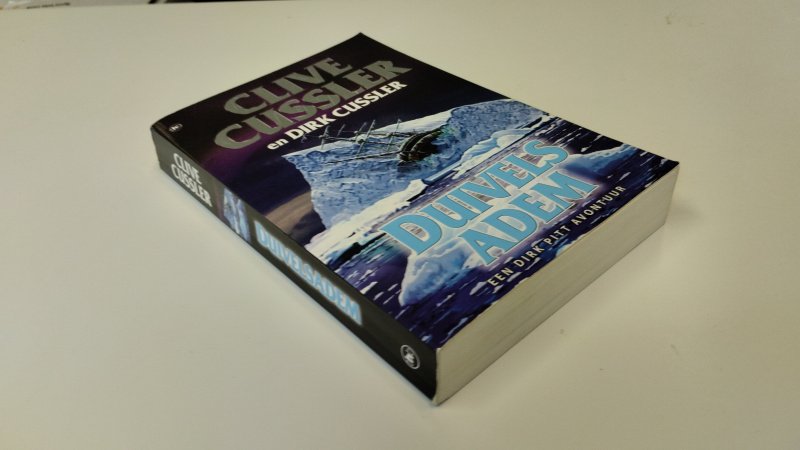 Tweedehands boek: Duivelsadem van auteur Clive Cussler, Dirk Cussler - In goede staat. Nedrlandstalige paperback met lichte gebruikerssporen aan de kaft. Pagina's netjes, onbeschreven en stevig in de binding