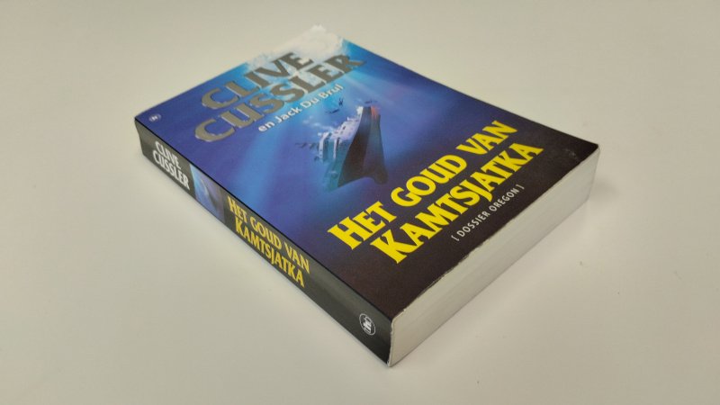 Tweedehands boek: Het goud van Kamtsjatka van auteur Clive Cussler - In goede staat. Nederlandstalige paperback met lichte gebruikssporen aan de kaft. Pagina's netjes en onbeschreven.