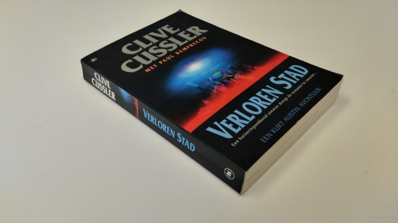 Tweedehands boek: De verloren stad van auteur Clive Cussler - In goede staat. Nederlandstalige paperback met lichte gebruikssporen aan de kaft. Pagina's netjes en onbeschreven en stevig in de binding.