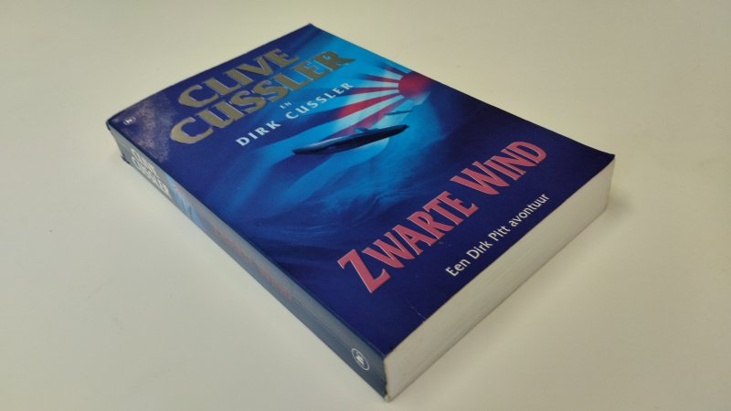 Tweedehands boek: Zwarte wind van auteur Clive Cussler, Dirk Cussler, Pieter Verhulst - In goede staat. Nederlandstalige paperback met lichte gebruikssporen aan de kaft. Pagina's netjes en onbeschreven en stevig in de binding.