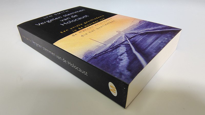 Tweedehands boek: Vergeten stemmen van de Holocaust van auteur Lyn Smith - Paperback met flappen. Als nieuw!
