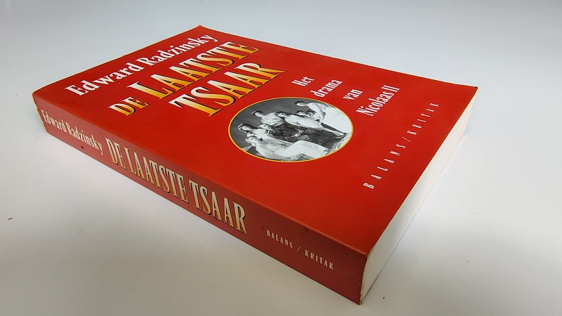 Tweedehands boek: De laatste tsaar van auteur Ėdvard Stanislavovič Radzinskij, Jaap van der Wijk - Paperback met rechte rug zonder leesvouwen. Lichte gebruikerssporen randen en puntjes kaft. Binnenwerk onbeschreven en netjes.